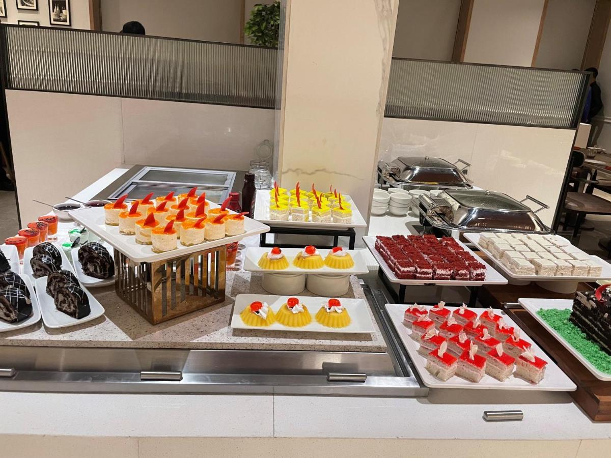 Park Inn by Radisson Surat Bagian luar foto